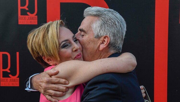 Rocío Carrasco y Luis Mario Aparcero, Alcalde de Chipiona, en la inauguración del museo Rocío Jurado en Chipiona