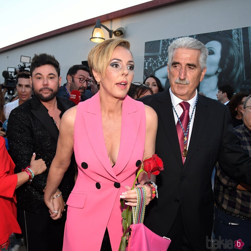 Rocío Carrasco con Miguel Poveda y el Alcalde de Chipiona en la inauguración del museo Rocío Jurado