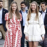 La Princesa Leonor y la Infanta Sofía, muy sonrientes en su visita al Museo Dalí de Figueres