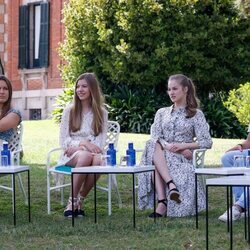 La Princesa Leonor y la Infanta Sofía con dos jóvenes en un taller de codificación impartido por Hadi Partovi en Barcelona