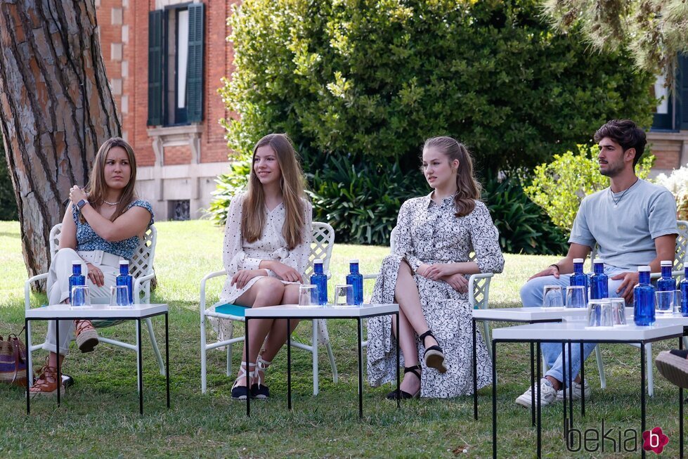 La Princesa Leonor y la Infanta Sofía con dos jóvenes en un taller de codificación impartido por Hadi Partovi en Barcelona