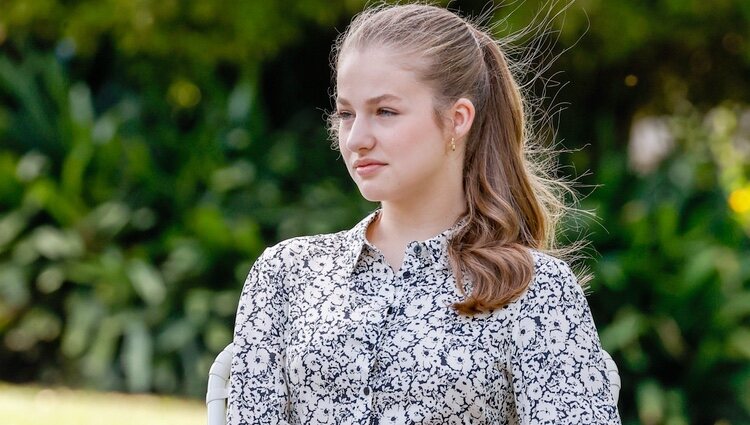 La Princesa Leonor escuchando las explicaciones durante la celebración de taller de codificación impartido por Hadi Partovi en Barcelona