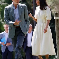 Los Reyes Felipe y Letizia hablando antes de su encuentro con premiados de la Fundación Princesa de Girona en Barcelona