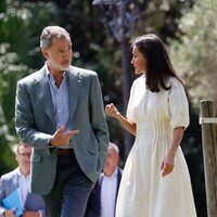 Los Reyes Felipe y Letizia hablando antes de su encuentro con premiados de la Fundación Princesa de Girona en Barcelona