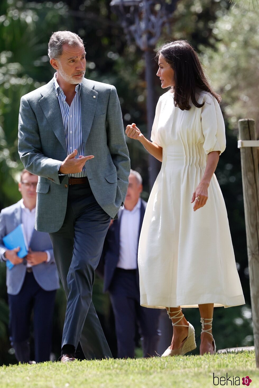 Los Reyes Felipe y Letizia hablando antes de su encuentro con premiados de la Fundación Princesa de Girona en Barcelona