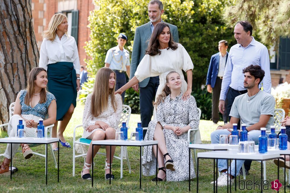 La Reina Letizia, muy cariñosa con sus hijas Leonor y Sofía en presencia del Rey Felipe en un acto en Barcelona