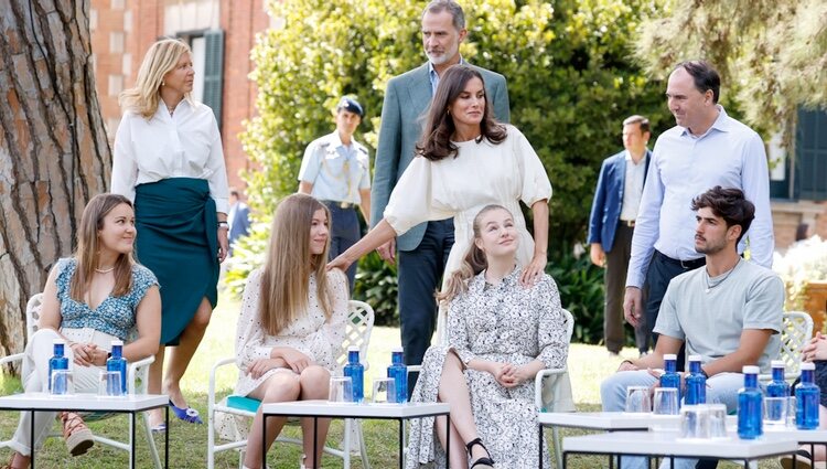 La Reina Letizia, muy cariñosa con sus hijas Leonor y Sofía en presencia del Rey Felipe en un acto en Barcelona