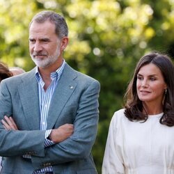 Los Reyes Felipe y Letizia antes de su encuentro con premiados de la Fundación Princesa de Girona en Barcelona