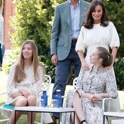 La Reina Letizia, muy cariñosa con la Princesa Leonor en presencia del Rey Felipe y la Infanta Sofía en un acto de la Fundación Princesa de Girona