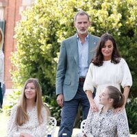 La Reina Letizia, muy cariñosa con la Princesa Leonor en presencia del Rey Felipe y la Infanta Sofía en un acto de la Fundación Princesa de Girona