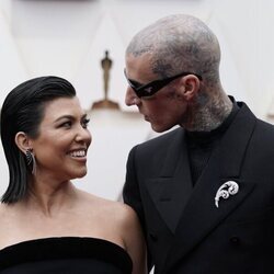 Kourtney Kardashian y Travis Barker, muy cómplices en la alfombra roja de los Oscar 2022