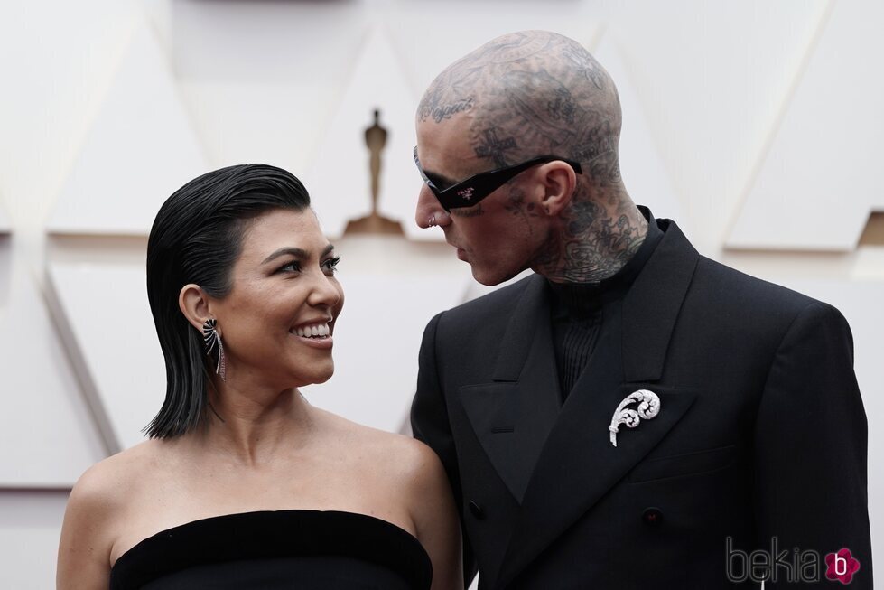 Kourtney Kardashian y Travis Barker, muy cómplices en la alfombra roja de los Oscar 2022