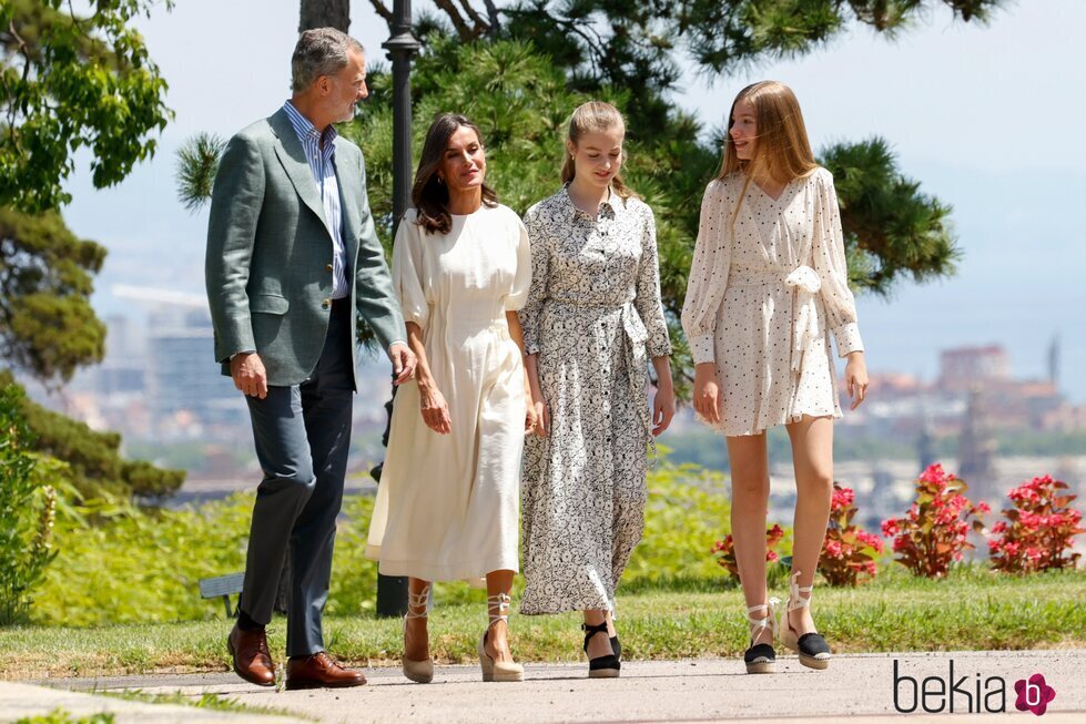 Los Reyes Felipe y Letizia y sus hijas Leonor y Sofía en un acto de la Fundación Princesa de Girona en Barcelona