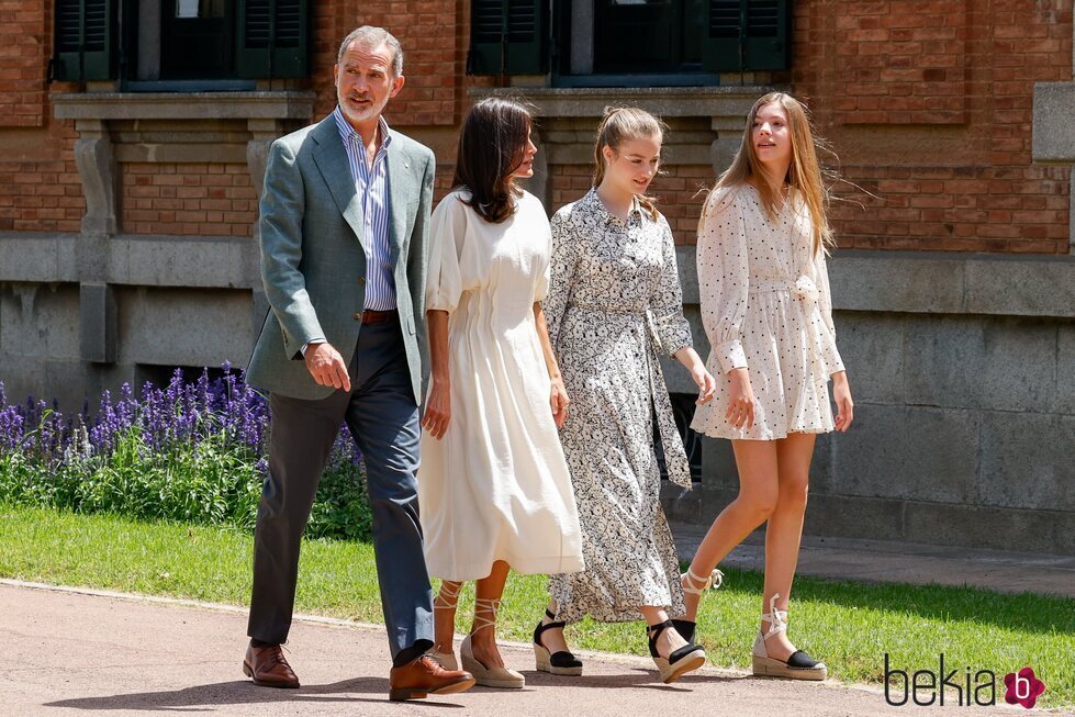 Los Reyes Felipe y Letizia, la Princesa Leonor y la Infanta Sofía en un acto de la Fundación Princesa de Girona en el Palacete Albéniz de Barcelona