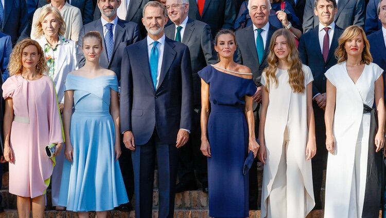 Los Reyes Felipe y Letizia, la Princesa Leonor y la Infanta Sofía con la Presidenta del Congreso y la Ministra de Educación en los Premios Princesa de Giro