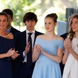 La Reina Letizia, la Princesa Leonor y la Infanta Sofía aplaudiendo en los Premios Princesa de Girona 2022