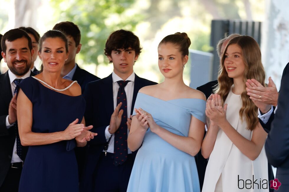 La Reina Letizia, la Princesa Leonor y la Infanta SofÃ­a aplaudiendo en los Premios Princesa de Girona 2022