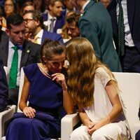 La Reina Letizia y la Infanta Sofía compartiendo confidencias en los Premios Princesa de Girona 2022