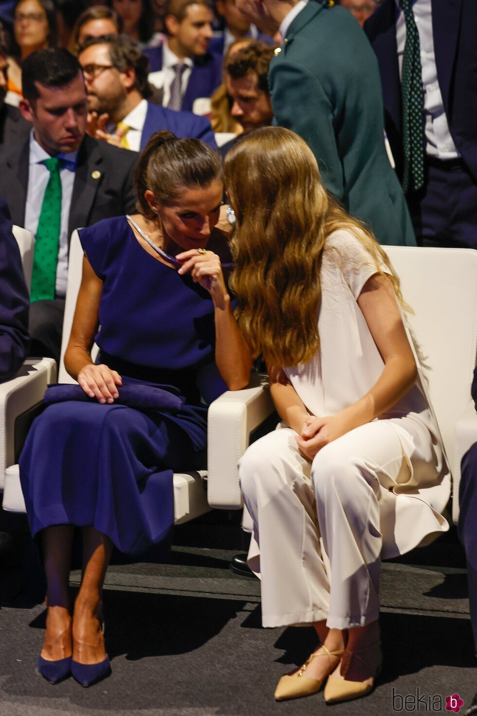 La Reina Letizia y la Infanta Sofía compartiendo confidencias en los Premios Princesa de Girona 2022