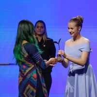 La Princesa Leonor entrega un premio a Trang Nguyen en presencia del Rey Felipe en los Premios Princesa de Girona 2022