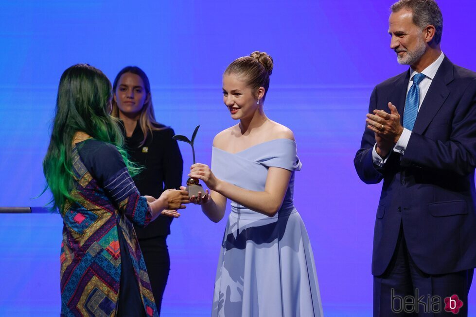 La Princesa Leonor entrega un premio a Trang Nguyen en presencia del Rey Felipe en los Premios Princesa de Girona 2022