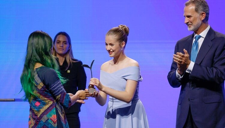 La Princesa Leonor entrega un premio a Trang Nguyen en presencia del Rey Felipe en los Premios Princesa de Girona 2022