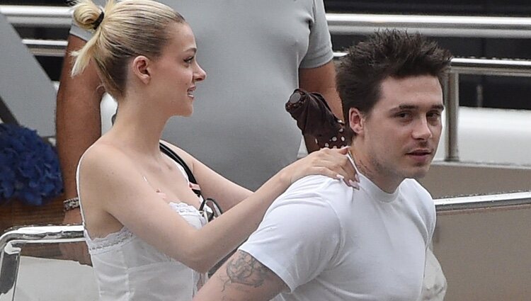 Brooklyn Beckham y Nicola Peltz en un barco en Portofino