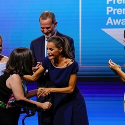 Los Reyes Felipe y Letizia, la Princesa Leonor y la Infanta Sofía con Claudia Tecglen en los Premios Princesa de Girona 2022