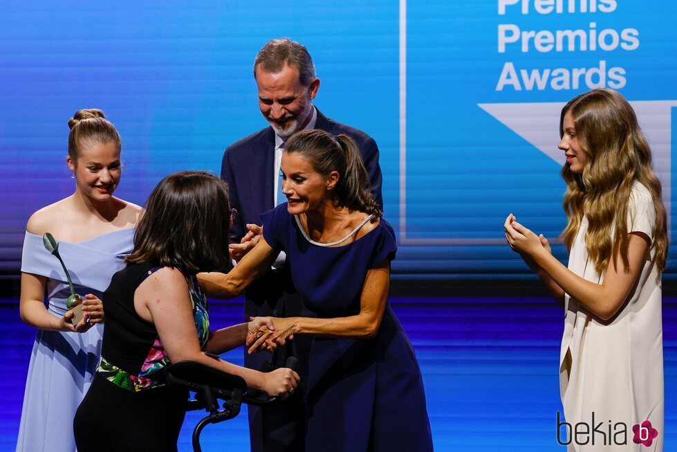 Los Reyes Felipe y Letizia, la Princesa Leonor y la Infanta Sofía con Claudia Tecglen en los Premios Princesa de Girona 2022