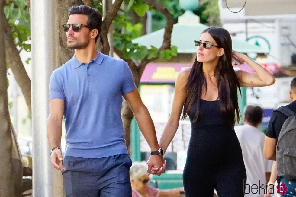 Lidia Torrent y Jaime Astrain, de paseo durante sus vacaciones en Formentera