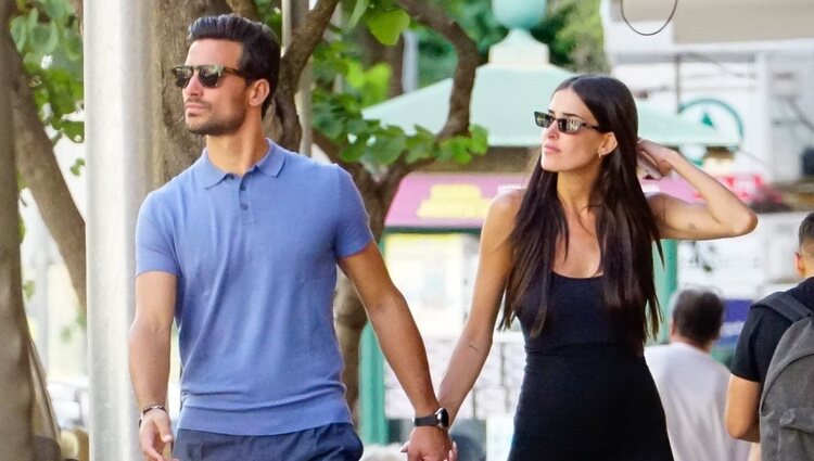 Lidia Torrent y Jaime Astrain, de paseo durante sus vacaciones en Formentera