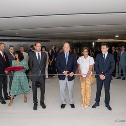 Alberto y Estefanía de Mónaco, Andrea Casiraghi y Louis Ducruet cortando la cinta inaugural del Museo de la Colección de Automóviles del Príncipe de Mónaco