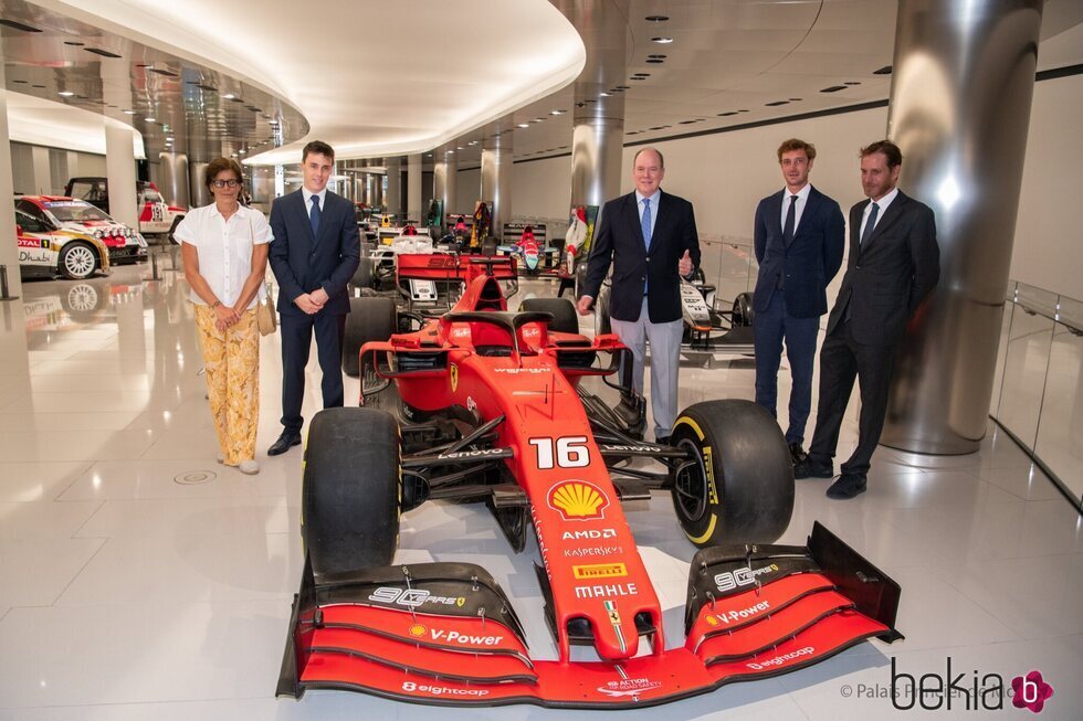 Alberto y Estefanía de Mónaco, Andrea y Pierre Casiraghi y Louis Ducruet en el Museo de la Colección de Automóviles del Príncipe de Mónaco