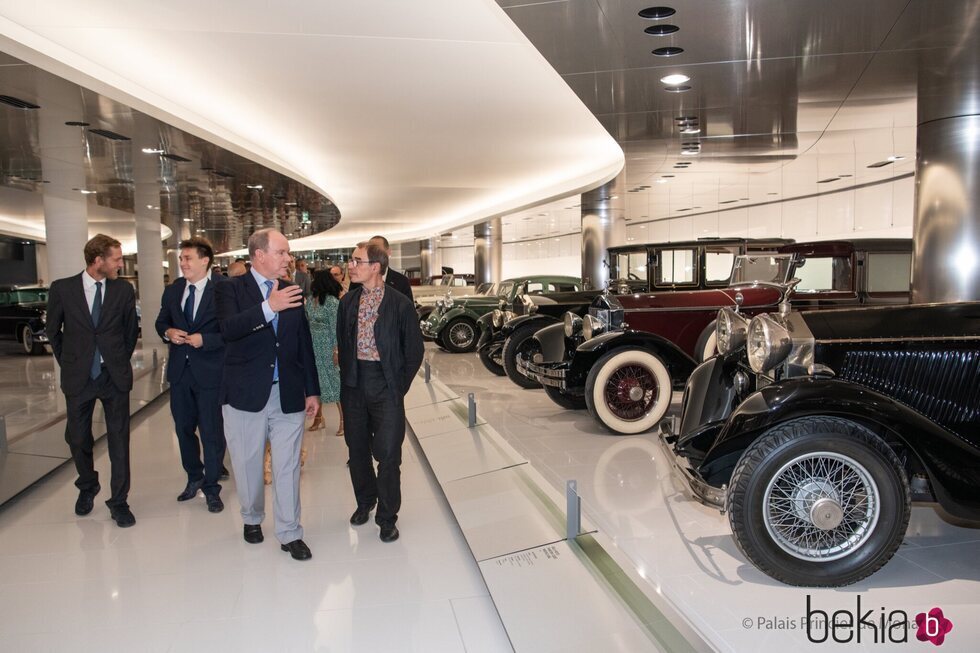 Andrea Casiraghi y Louis Ducruet, muy cómplices junto a Alberto de Mónaco en el Museo de la Colección de Automóviles del Príncipe de Mónaco