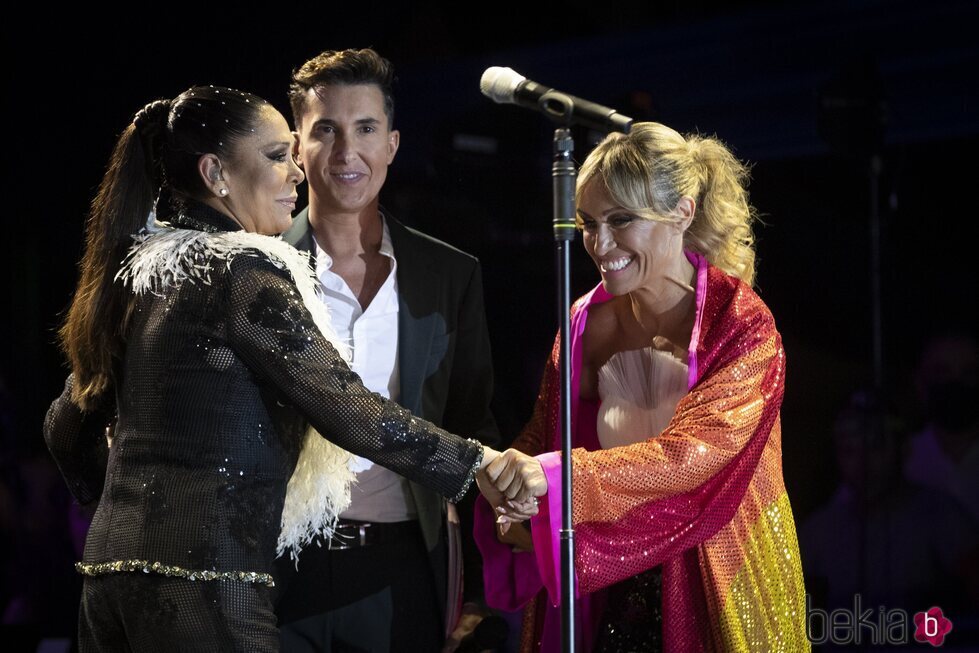 Isabel Pantoja recibiendo el Premio Mister Gay 2022