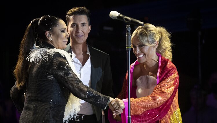 Isabel Pantoja recibiendo el Premio Mister Gay 2022