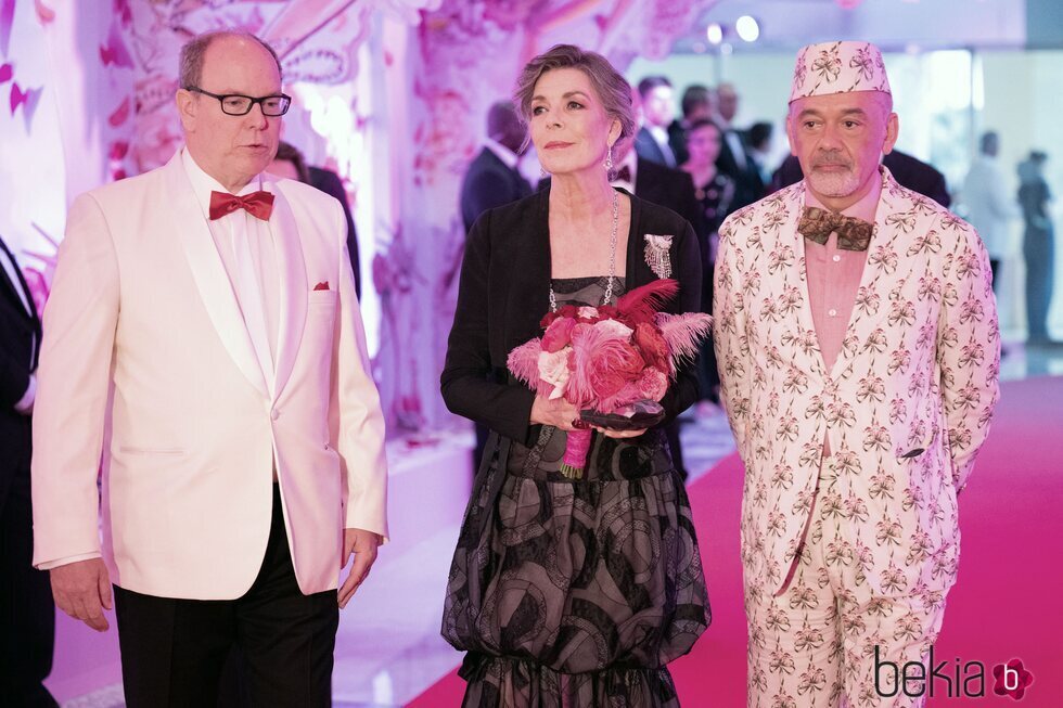 Alberto de Mónaco, Carolina de Mónaco y Christian Louboutin en el Baile de la Rosa 2022