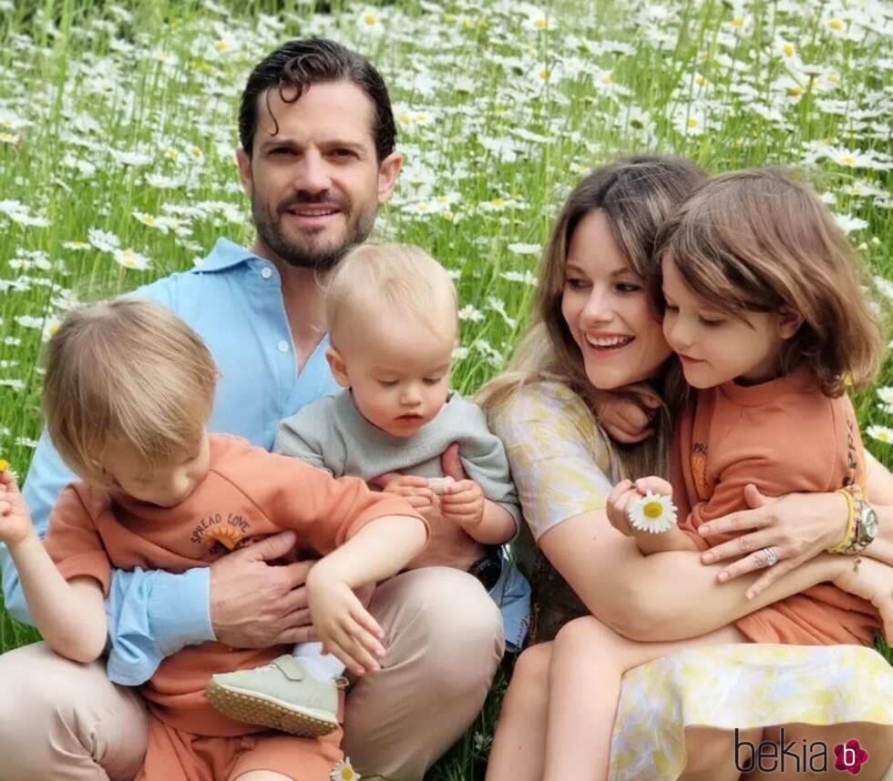 Carlos Felipe y Sofia de Suecia con sus tres hijos en su posado de verano 2022