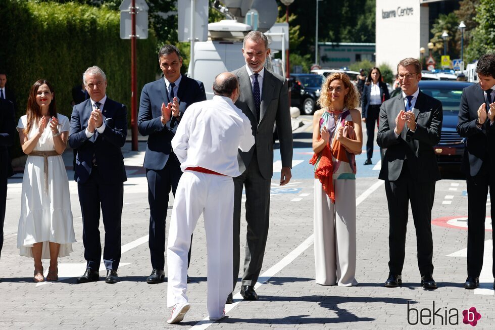 El Rey Felipe y otras autoridades en el homenaje a Miguel Ángel Blanco y a las víctimas de ETA en Ermua