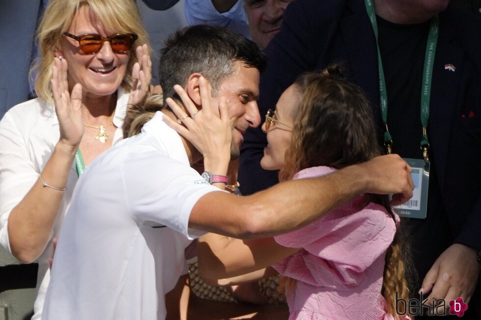 Novak Djokovic y Jelena Ristic besándose en la final de Wimbledon 2022