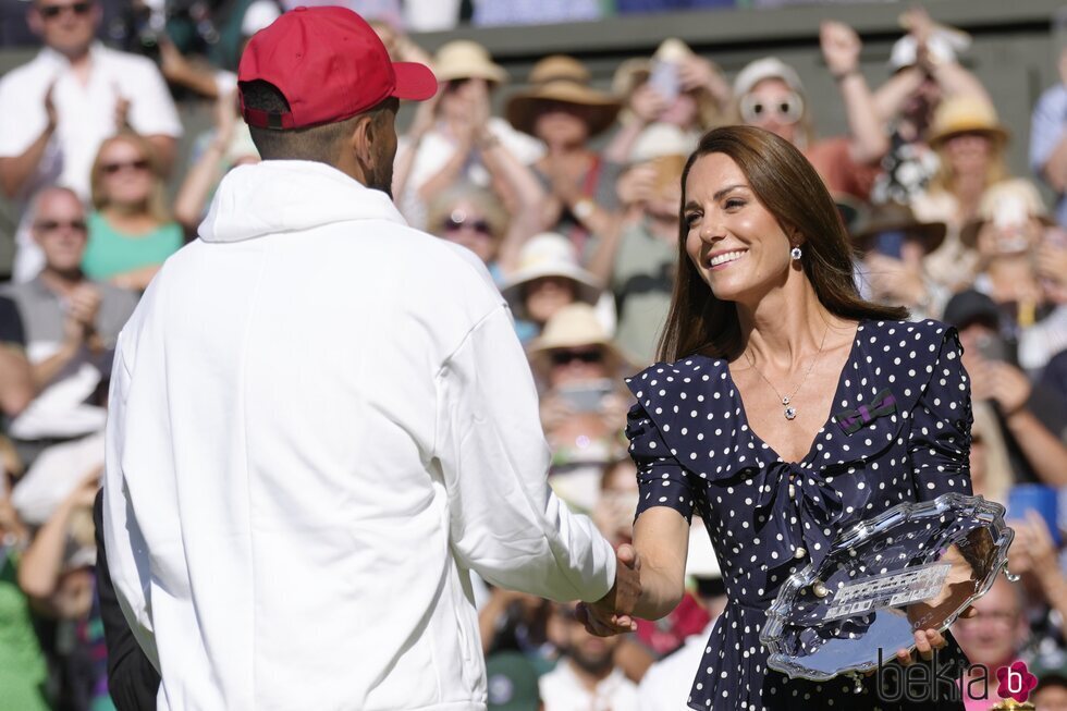 Kate Middleton entrega su trofeo de finalista a Nick Kyrgios en la final de Wimbledon 2022