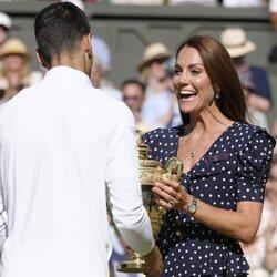 Kate Middleton entrega su trofeo de ganador a Novak Djokovic en la final de Wimbledon 2022