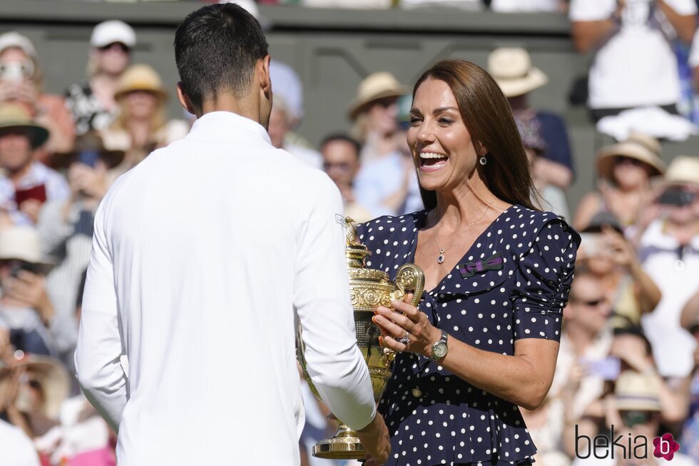 Kate Middleton entrega su trofeo de ganador a Novak Djokovic en la final de Wimbledon 2022