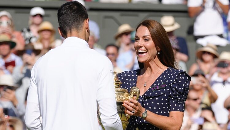 Kate Middleton entrega su trofeo de ganador a Novak Djokovic en la final de Wimbledon 2022