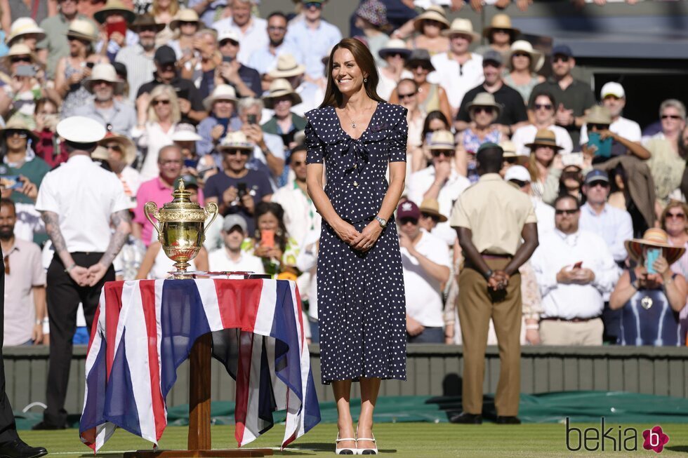 Kate Middleton con la copa de ganador de Wimbledon 2022