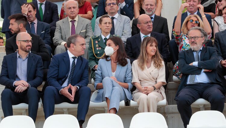 La Reina Letizia mantiene las medidas de seguridad en su primer acto oficial tras haber superado el Covid