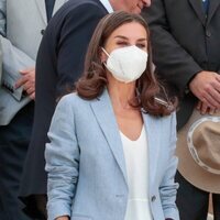 La Reina Letizia con mascarilla en un acto oficial una semana después de dar positivo en Covid