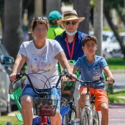 Ortega Cano paseando en bici por Costa Ballena con su hijo y Marina