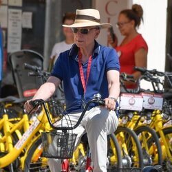 José Ortega Cano paseando en bici por Costa Ballena