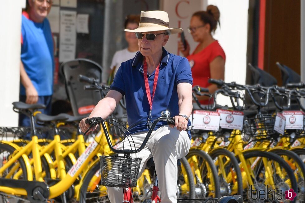 José Ortega Cano paseando en bici por Costa Ballena